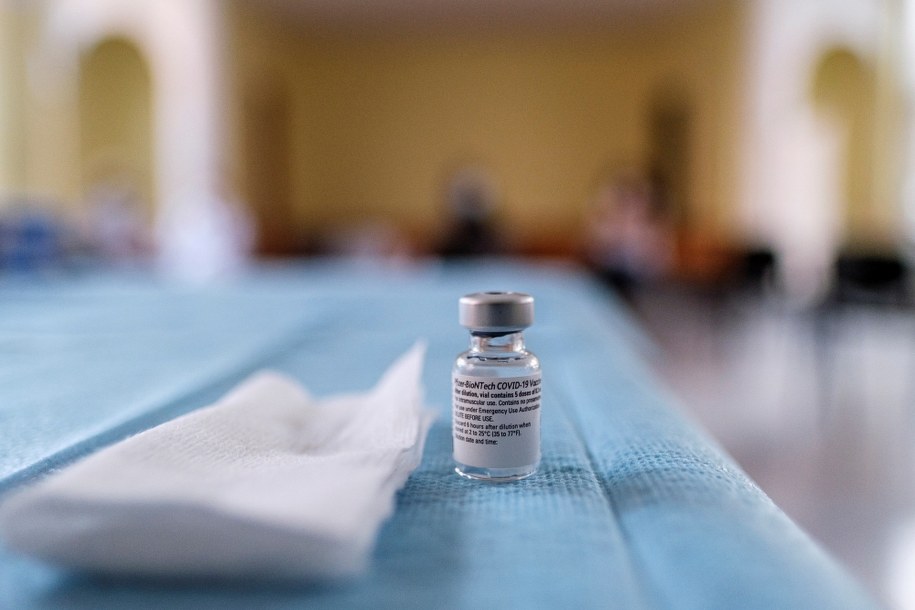 Fiolka ze szczepionką przeciw Covid-19 /ANGEL MEDINA G.   /PAP/EPA