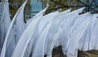 Firanki będą lśniąco białe aż do świąt. Wystarczy, że namoczysz je w tym