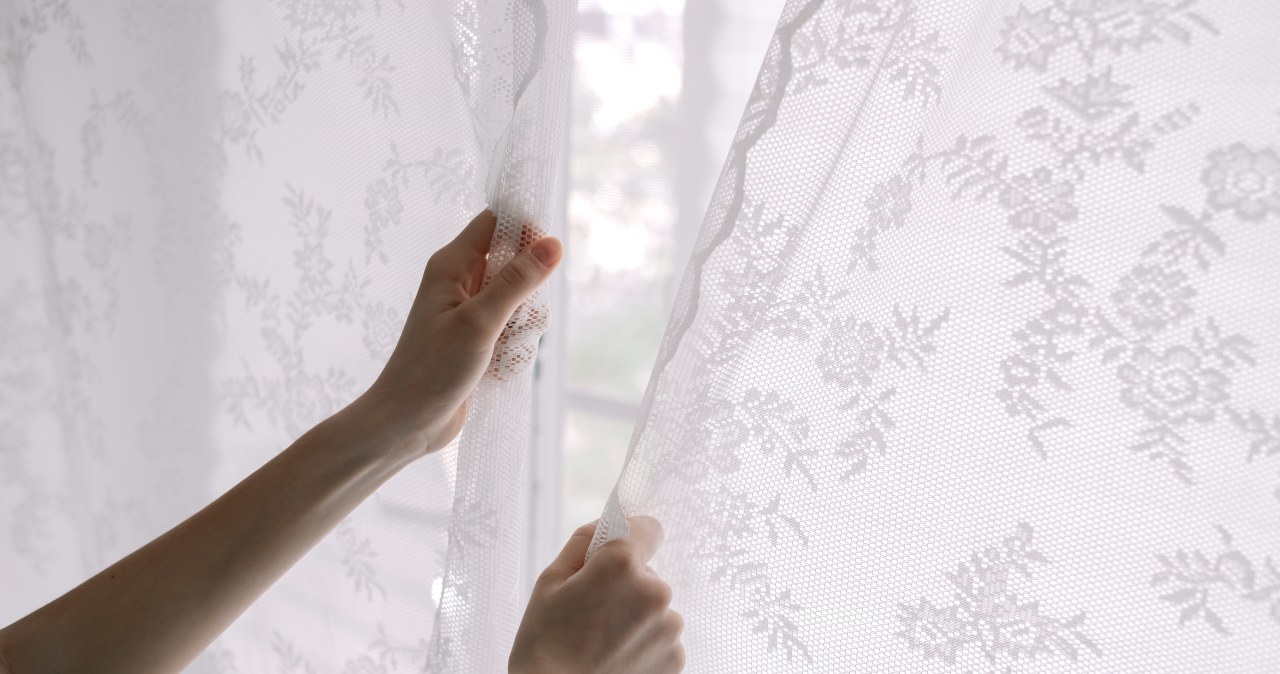 Firanki będą śnieżnobiałe, jeśli wypierzesz je domowym sposobem z sodą oczyszczoną. /123RF/PICSEL