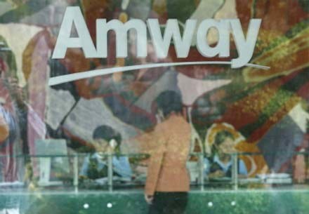 "Firma Amway nie blokuje emisji filmu [Witajcie w życiu]" - poinformowała rzeczniczka prasowa firmy. /AFP