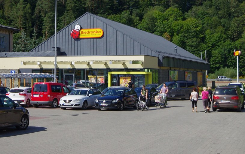 Firma APCOA - operator parkingów przy supermarketach Biedronki i Lidla - przestrzega przed próbami oszustwa na "opłatę parkingową" /Marek Bazak /East News