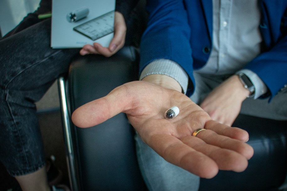 Firma Biocam stworzyła kapsułkę, która po połknięciu przez pacjenta sama bada układ pokarmowy człowieka /Jakub Rutka /RMF FM