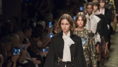 Firma Burberry spaliła torebki, ubrania i perfumy warte miliony  