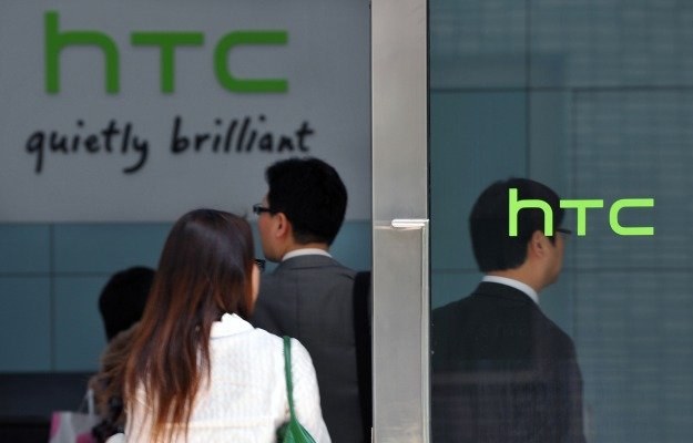 Firma HTC zapowiada kolejny przełom na rynku telefonów - komórki z dwoma ekranami dotykowymi /AFP