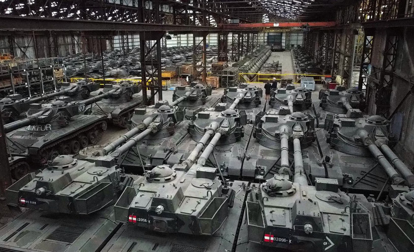Firma OIP Versluysa zajmuje się skupowaniem starego sprzętu wojskowego europejskich armii. Część z nich sprzedaje dalej jednak w większości zachowuje je we własnym arsenale. Obok Leopardów znajdują się w nim m.in. austriackie czołgi lekkie SK-105