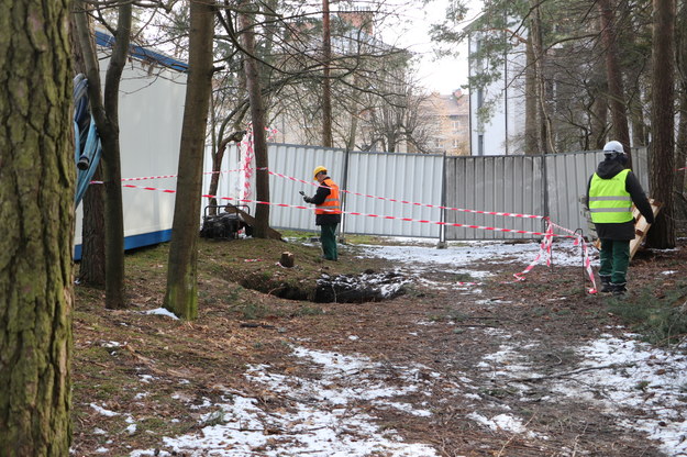 Firma uzdatniająca teren wtłacza mieszaninę cementu i popiołów przez odwierty /Józef Polewka /RMF FM