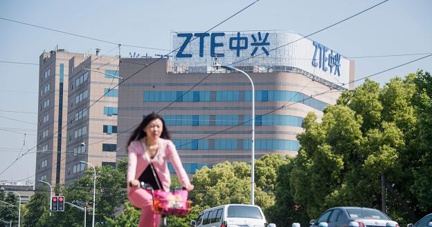 Firma ZTE wstrzymuje sprzedaż urządzeń /fot. Johannes Eisele /AFP