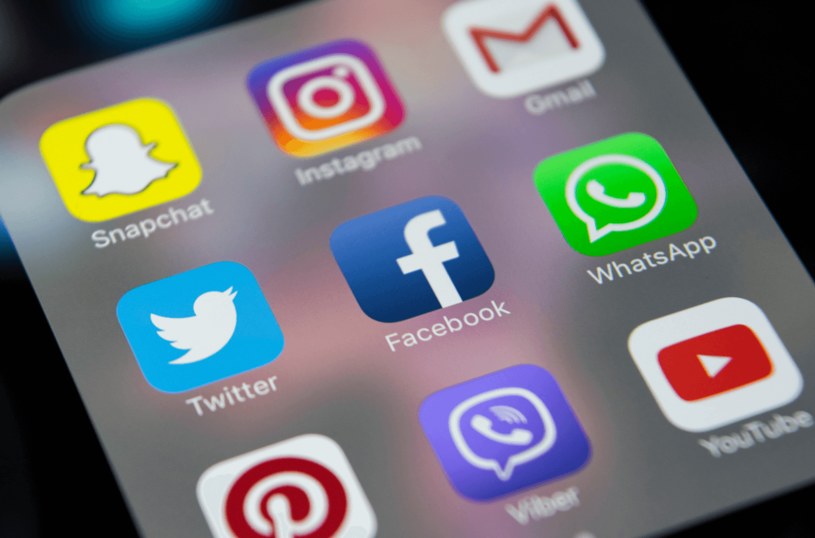 Firmowe profile w mediach społecznościowych służą między innymi do dzielenia się z potencjalnymi klientami informacjami na temat działania przedsiębiorstwa /.