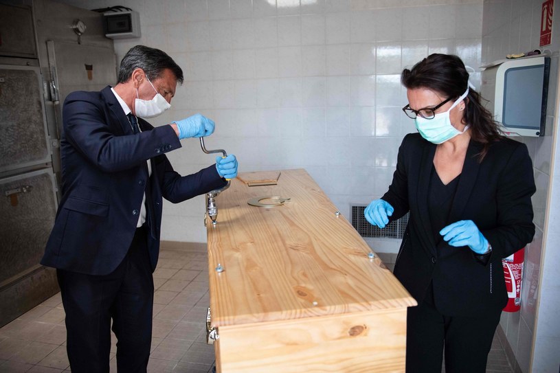 Firmy pogrzebowe nie dorobią się na koronawirusie /AFP