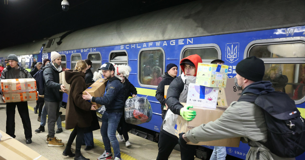 Firmy pomagają Ukraińcom. Nie zapłacą PIT i CIT, są pytania o VAT /Piotr Molecki /East News