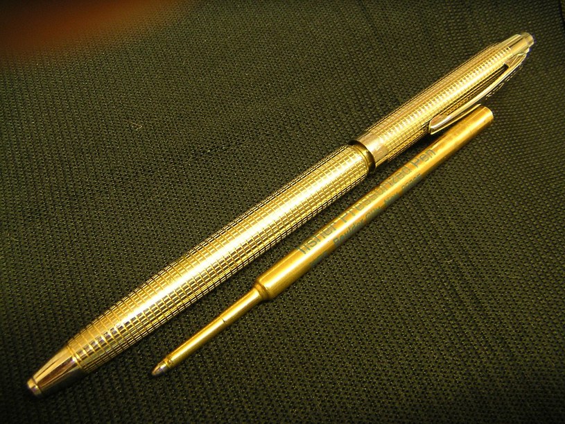 Fisher Space Pen jest bardzo eleganckim długopisem. Na zdjęciu widoczny również wkład. /Wikipedia