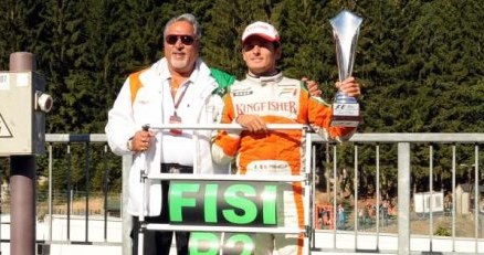 Fisichella i właściciel Force India Vijay Mallya. Razem cieszą się z 2. miejsca w Belgii /AFP