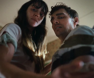 Fizycznie się ze sobą... zrastają. Dosłownie. Zaczyna się od kończyn