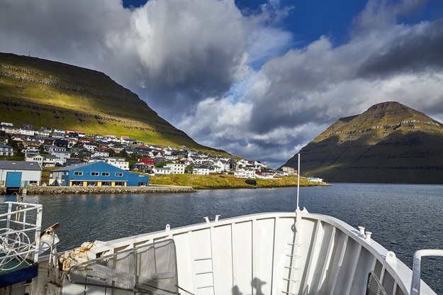 Fjord w pobliżu miejscowości Klaksvik na Wyspach Owczych /Shutterstock
