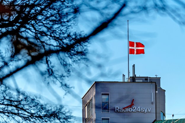 Flaga Danii opuszczona do połowy masztu na budynku stacji Radio24syv /Bax Lindhardt /PAP/EPA