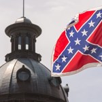 Flaga Konfederacji zdjęta z masztu. Dla wielu Amerykanów to symbol rasizmu i niewolnictwa