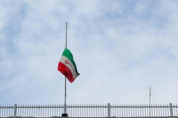 Flaga na konsulacie Iranu w tureckim Stambule opuszczona do połowy masztu /AA/ABACA /PAP/Abaca
