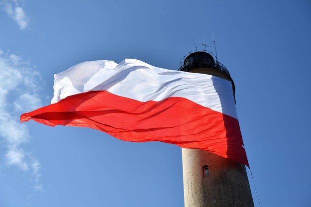 Flaga na latarni morskiej w Świnoujściu, zdjęcie z 2020 roku /	Marcin Bielecki   /PAP