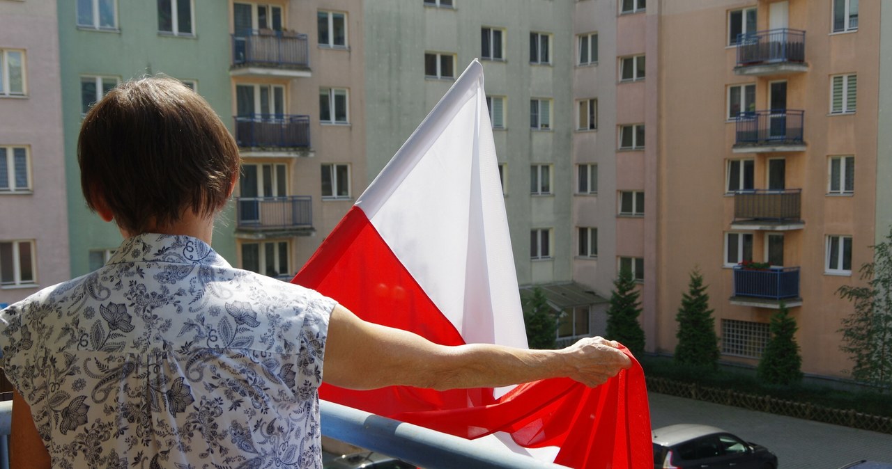Flaga narodowa to jeden z najważniejszych symboli państwowych. /Marek Bazak /East News