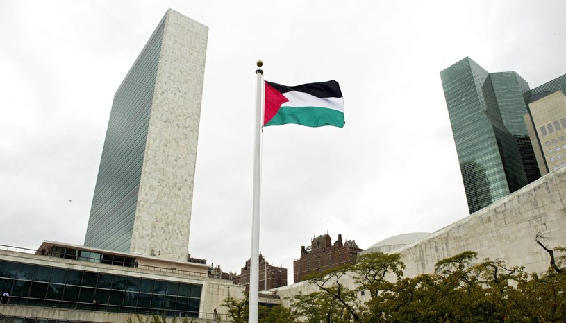 Flaga Palestyny powiewa przed siedzibą ONZ w Nowym Jorku /JUSTIN LANE /PAP/EPA