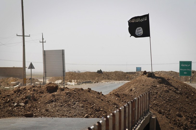 Flaga Państwa Islamskiego powiewająca na linii frontu walki z bojownikami kurdyjskimi /AFP