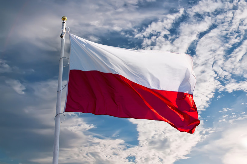 Flaga państwowa w Polsce składa się z dwóch poziomych pasów o tej samej szerokości /123RF/PICSEL