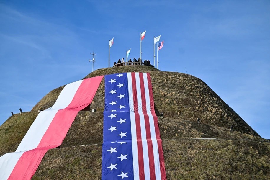 Flaga polska i amerykańska na Kopcu Kościuszki w Krakowie /Art Service /PAP