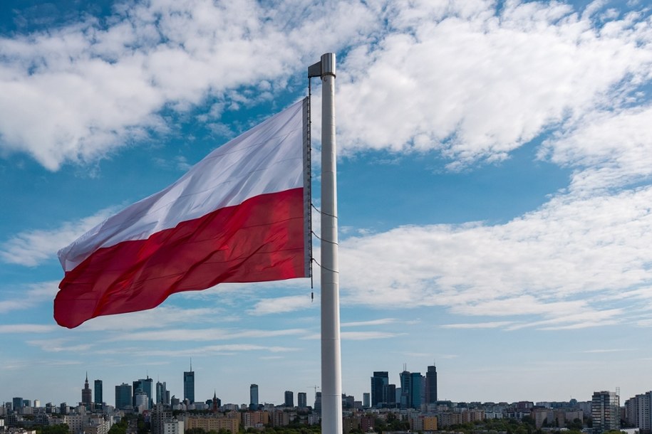 Flaga Polski na Rondzie Zgrupowania AK „Radosław” w Warszawie. 2 maja obchodzony jest Dzień Flagi Rzeczypospolitej Polskiej /	Leszek Szymański   /PAP