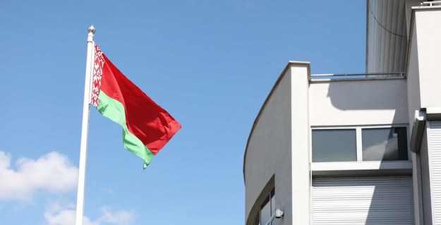 Flaga reżimu przed ambasadą Białorusi w Warszawie /Tomasz Gzell /PAP
