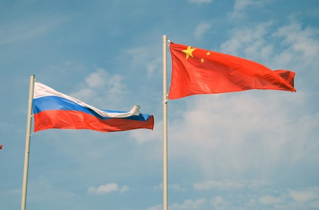 Flaga Rosji i Chin /Shutterstock