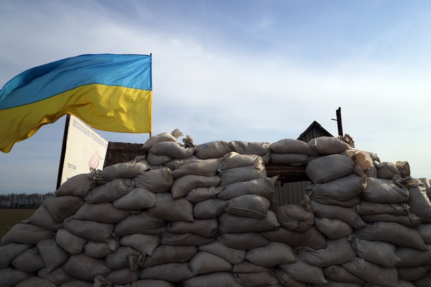Flaga ukraińska na barykadzie pod Czerkasami w centralnej części Ukrainy. /NUNO VEIGA   /PAP/EPA