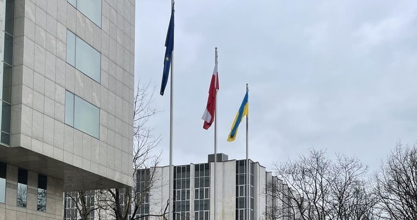 Flaga Ukrainy wisi tuż obok ambasady Rosji w Warszawie /INTERIA.PL