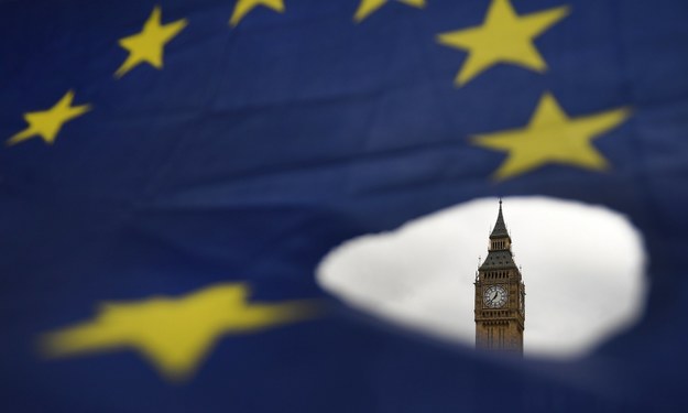 Flaga Unii Europejskiej, a w tle londyński Big Ben, sfotografowane podczas demonstracji przeciwko Brexitowi przed siedzibą brytyjskiego parlamentu /ANDY RAIN /PAP/EPA