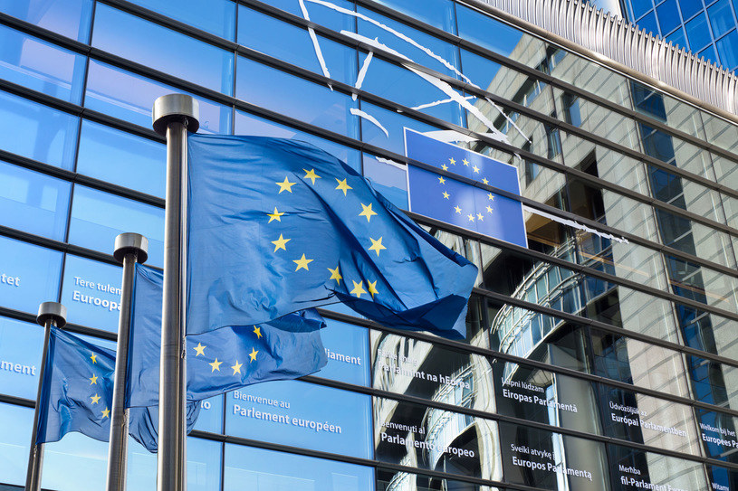 Flaga Unii Europejskiej przed Parlamentem Europejskim; zdj. ilustracyjne /Iaroslav Danylchenko /123RF/PICSEL /123RF/PICSEL