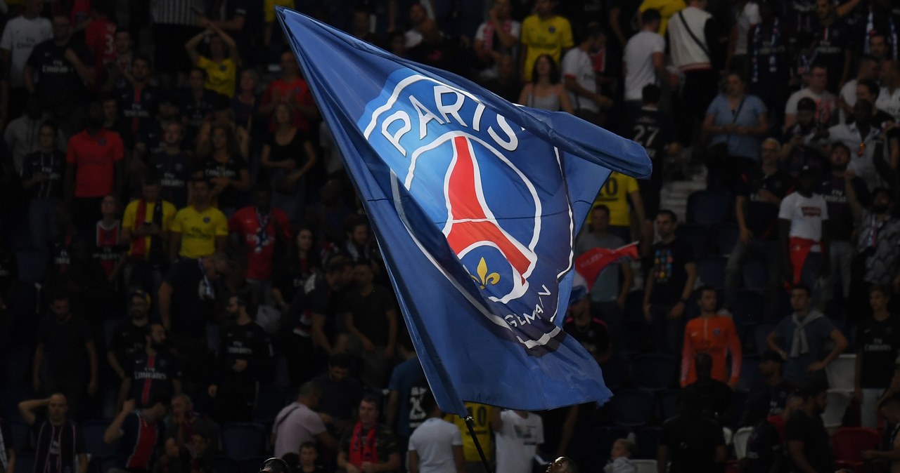 Flaga z logo PSG /AFP