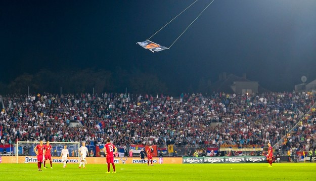 Flaga z mapą "Wielkiej Albanii" nad stadionem w Belgradzie /SRDJAN SUKI /PAP/EPA