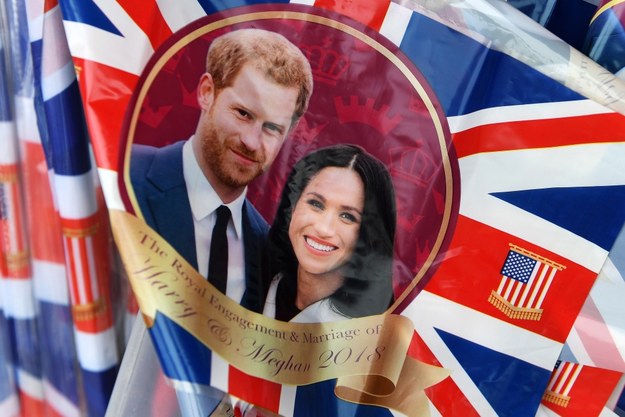 Flaga z wizerunkiem księcia Harry'ego i Meghan Markle /ANDY RAIN /PAP/EPA