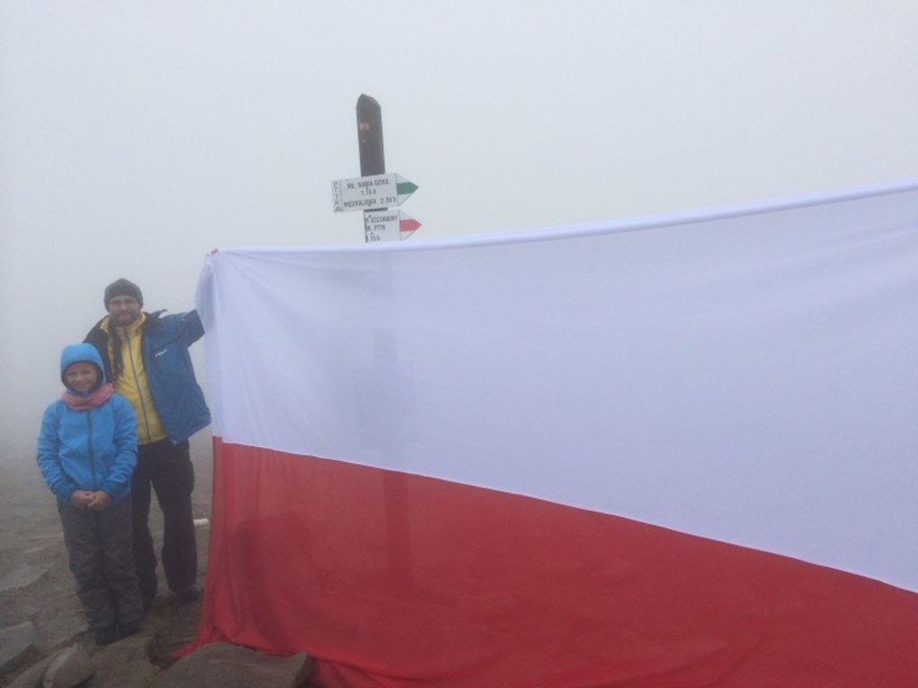 Flaga zawisła na Babiej Górze, fot. RMF FM //RMF FM