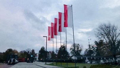 Flagi Gdańska i UE zniknęły sprzed Muzeum II Wojny Światowej. "Pretensje są nieuzasadnione"