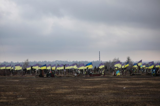 Flagi i kwiaty na grobach poległych ukraińskich żołnierzy na Cmentarzu Wojskowy w Dnieprze / 	Leszek Szymański    /PAP