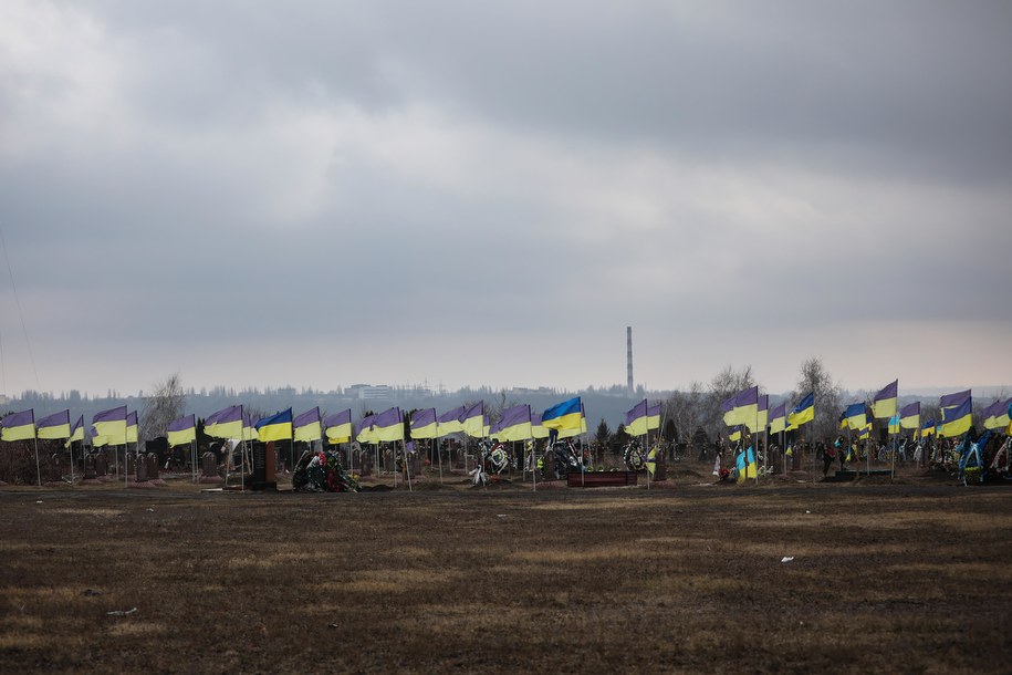 Flagi i kwiaty na grobach poległych ukraińskich żołnierzy na Cmentarzu Wojskowy w Dnieprze / 	Leszek Szymański    /PAP