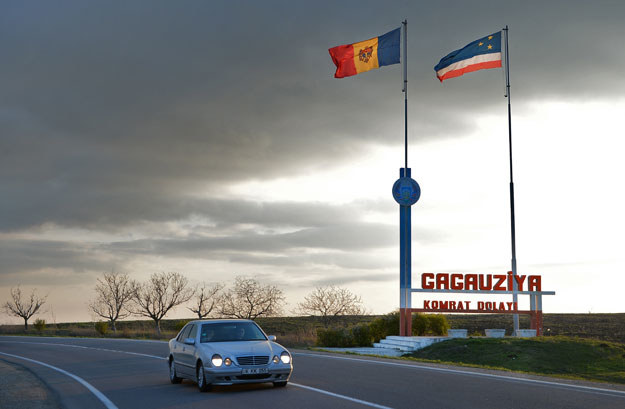 Flagi Mołdawii i Gagauzji fot. Daniel Mihailescu /AFP