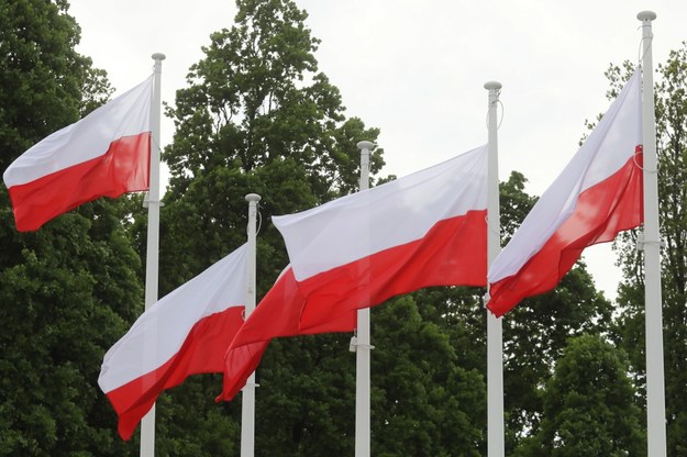 Flagi narodowe w Warszawie /Paweł Supernak /PAP