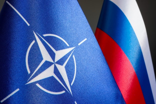 Flagi NATO i Rosji /Shutterstock