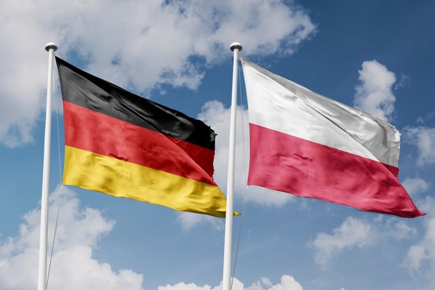 Flagi Niemiec i Polski /Shutterstock