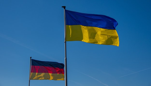 Flagi Niemiec i Ukrainy. /Shutterstock
