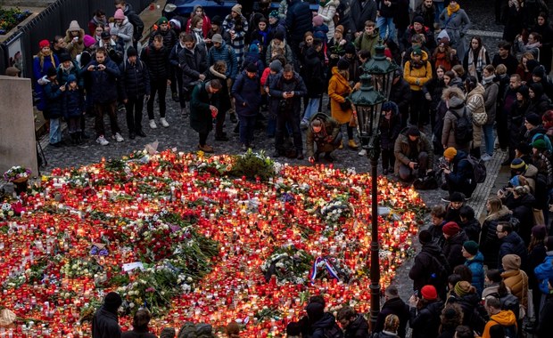 Flagi opuszczone do połowy masztu. Czesi opłakują ofiary strzelaniny 