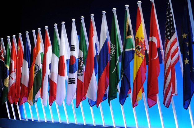 Flagi państw należących do G20. /David Wimsett    /PAP/EPA