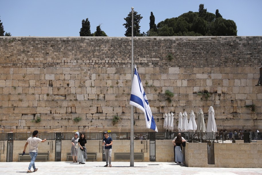 Flagi państwowe opuszczono w całym Izraelu do połowy masztów /ABIR SULTAN /PAP/EPA