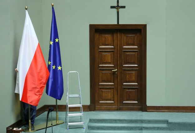 Flagi Polski i UE w sali plenarnej Sejmu (zdj. arch.) / 	Leszek Szymański    /PAP